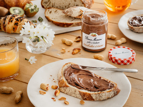 Photo de mise en situation de Pâte à tartiner Cacahuètes et Cacao 350g et son tartineur en métal Bonne Maman - Bonne Maman - 3