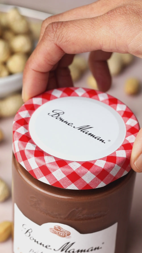 Vidéo de mise en situation de Pâte à Tartiner Noisettes et Cacao et son tartineur en métal Bonne Maman - Bonne Maman - 3